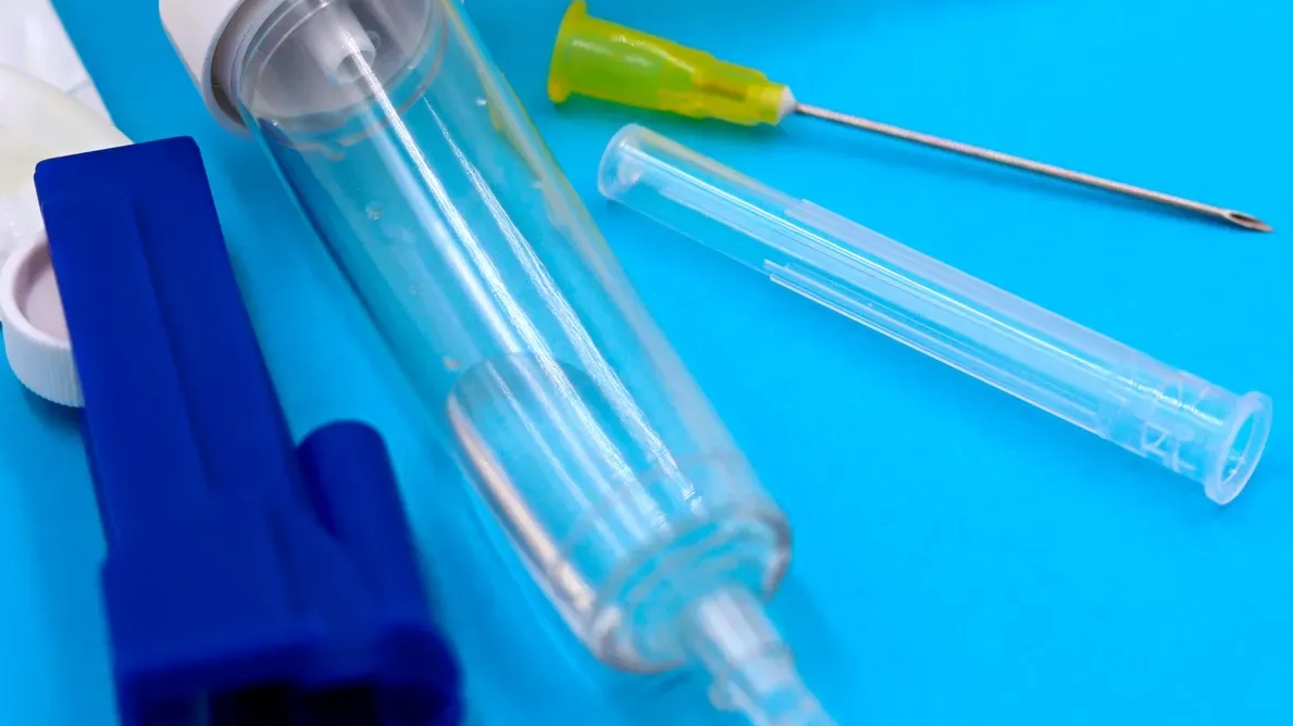 Who supplies dental irrigator syringes for clinics and distributors?