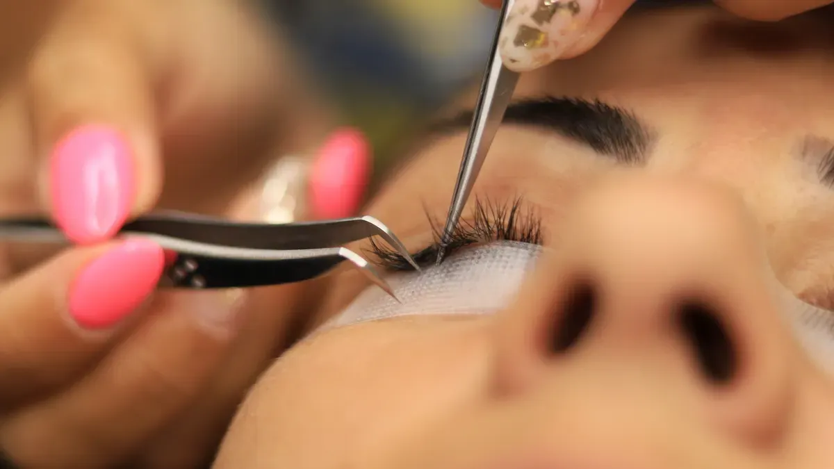 What should clinics compare before choosing a hair transplant pen supplier?